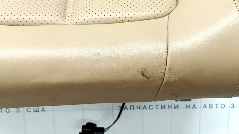 Спинка заднего ряда сидений левая Porsche Macan 15-18 кожа бежевая с подогревом, с черным ремнем, перфорация, царапины, под чистку, вмятины
