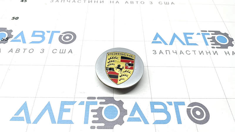 Центральный колпачок для дисков Porsche с цветной эмблемой на автомобилях Macan 2015–2026.