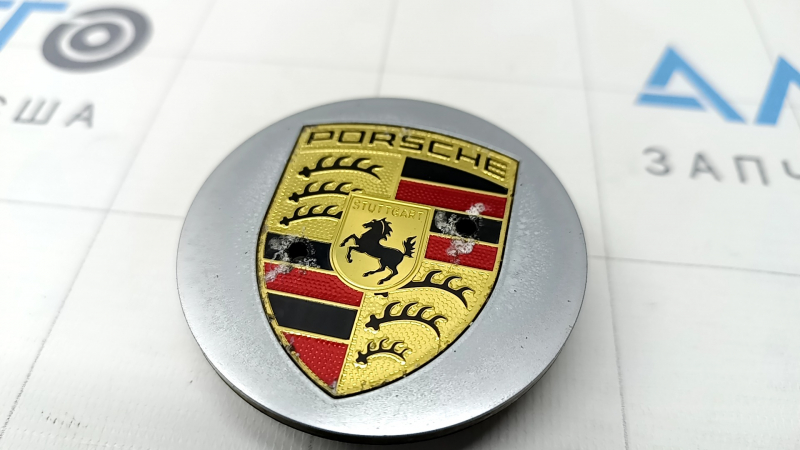 Задняя сторона центрального колпачка для Porsche Macan, детали крепления хорошо видны.