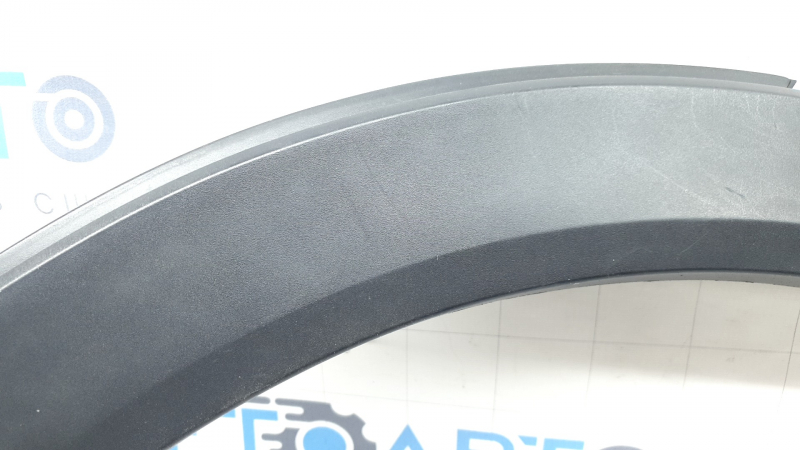 Крупный план накладки крыла с недостатками, подходит для Mazda CX-9 2016-2023.