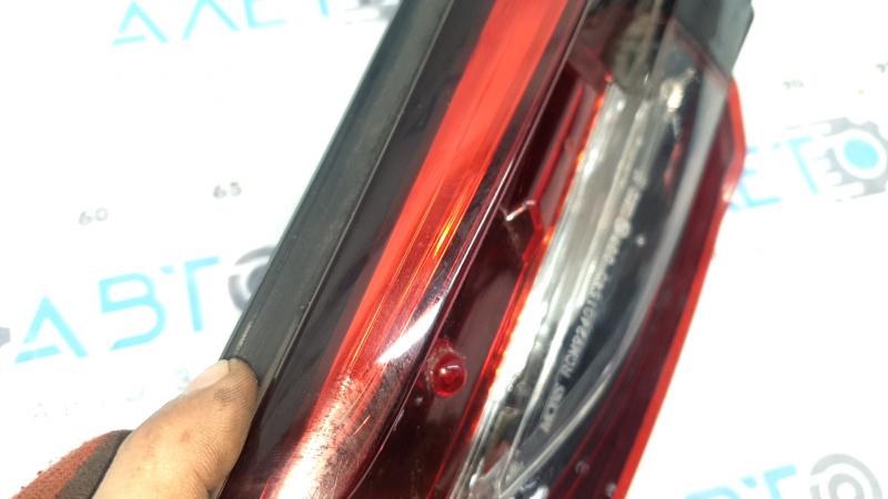 Фонарь внутренний крышка багажника правый Mazda CX-9 16-23 потёртость