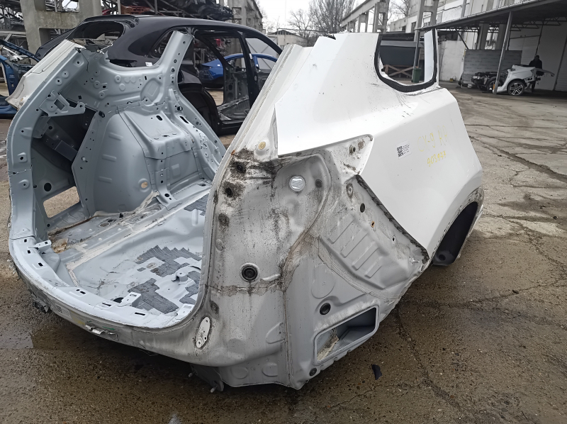 Задняя часть автомобиля Mazda CX-9 2016-2023, кузов с деформациями и краской.