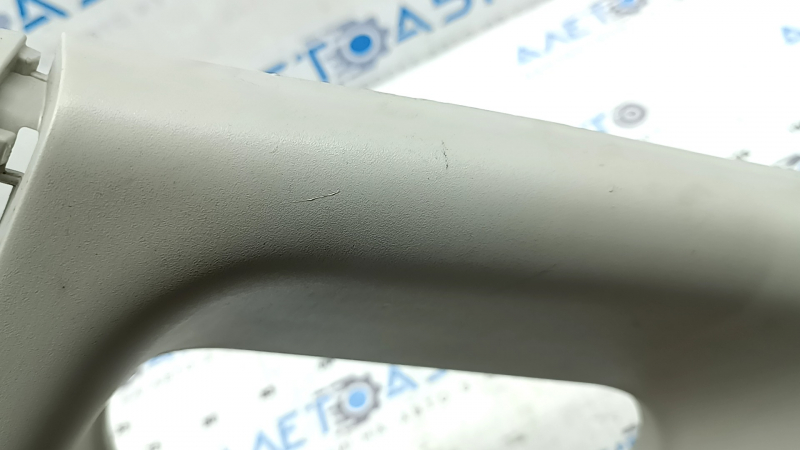 Накладка задней стойки правая Nissan Versa Note 13-19 серая, затерта, побелел пластик