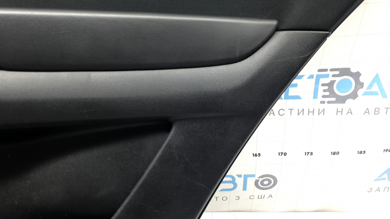Крупный план черной обшивки двери Mazda CX-9, видна текстура и состояние