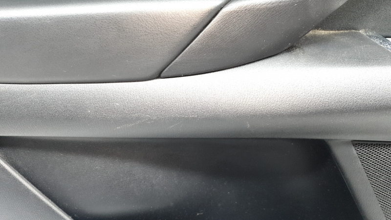 Обшивка двери карточка задняя левая Mazda CX-9 16-22 черная с черной вставкой велюр, подлокотник черная кожа, серый молдинг, потёртость, царапины
