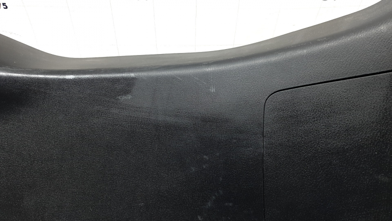 Блик на поверхности обшивки двери багажника нижней для Mazda CX-9, царапины заметны.