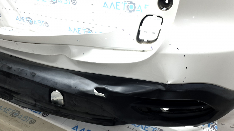 Бампер задний голый Mazda CX-9 16-23 без парктроников, белый, треснут, надрывы пластика, замят
