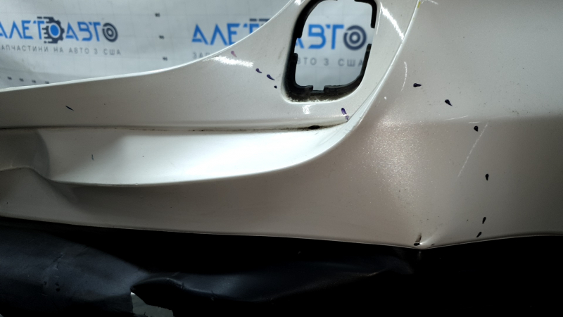 Бампер задний голый Mazda CX-9 16-23 без парктроников, белый, треснут, надрывы пластика, замят