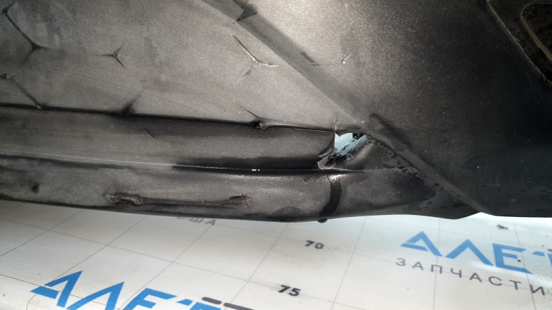 Бампер задний голый Mazda CX-9 16-23 без парктроников, белый, треснут, надрывы пластика, замят