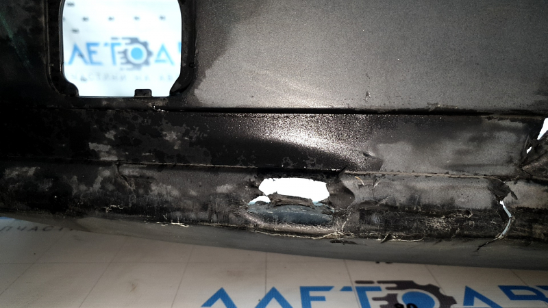 Бампер задний голый Mazda CX-9 16-23 без парктроников, белый, треснут, надрывы пластика, замят
