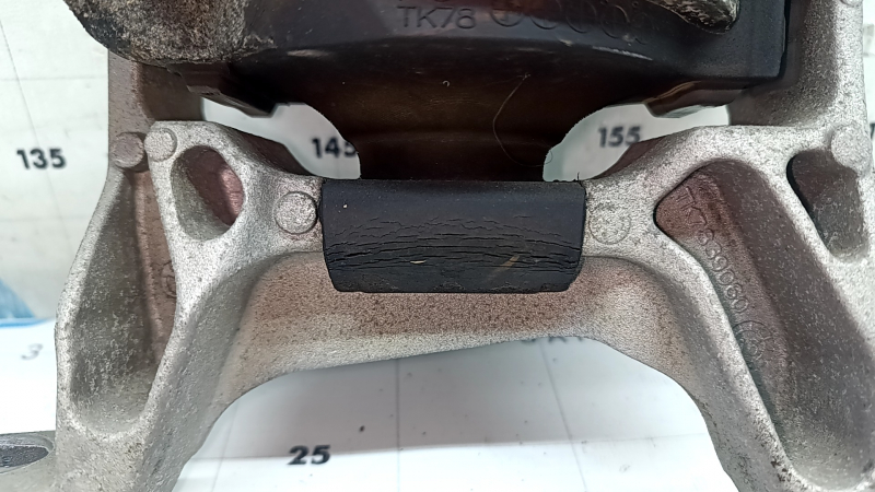 Подушка двигателя правая Mazda CX-9 16-18 микротрещины