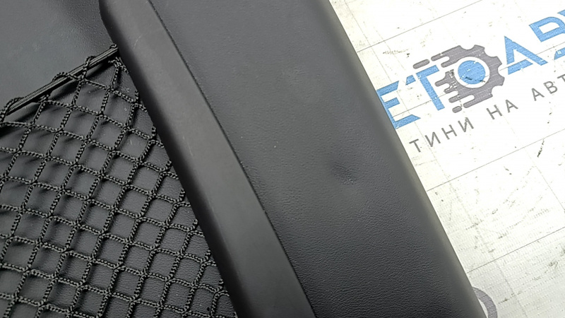 Детальный вид вмятины на накладке сиденья Audi A3 2015-2020, заметный дефект.