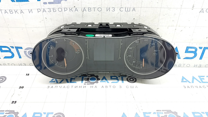Передний вид щитка приборов от Jeep Cherokee 2014-2023 с мелкими царапинами на стекле и видимыми показателями.