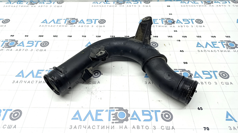 Патрубок на интеркулер правый центральный Audi A3 8V 15-20 1.8T, 2.0T пластик под датчик, заломан болт
