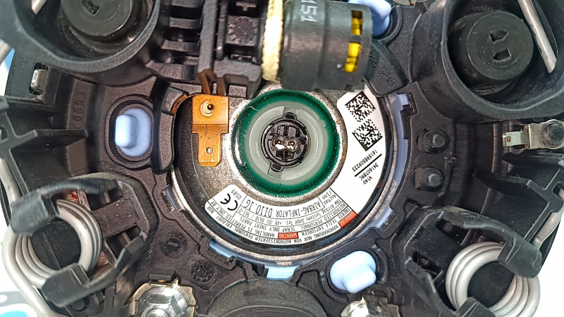 Крупный план внутренней части подушки safety airbag Audi A4, проверка компонентов необходима.