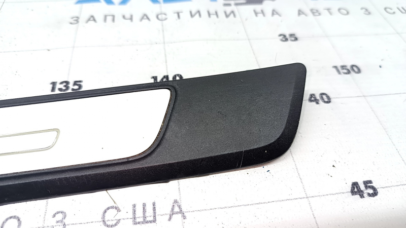Накладка порога внешняя передняя левая Audi A4 B9 17-25 S-Line с подсветкой, царапина