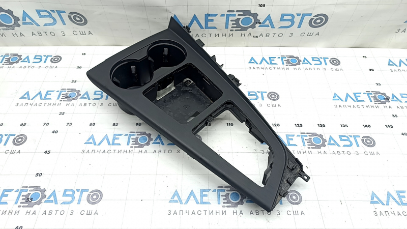 Накладка центральной консоли с подстаканниками Audi A4 B9 17-19 черная, царапины