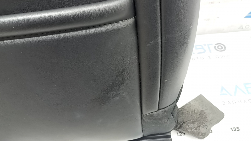 Дефект обшивки спинки водительского сиденья Jeep Cherokee, следы использования