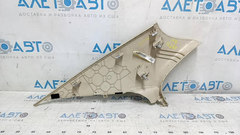 Накладка задней стойки правая VW Jetta 11-18 USA бежевая, царапины, надлом крепления