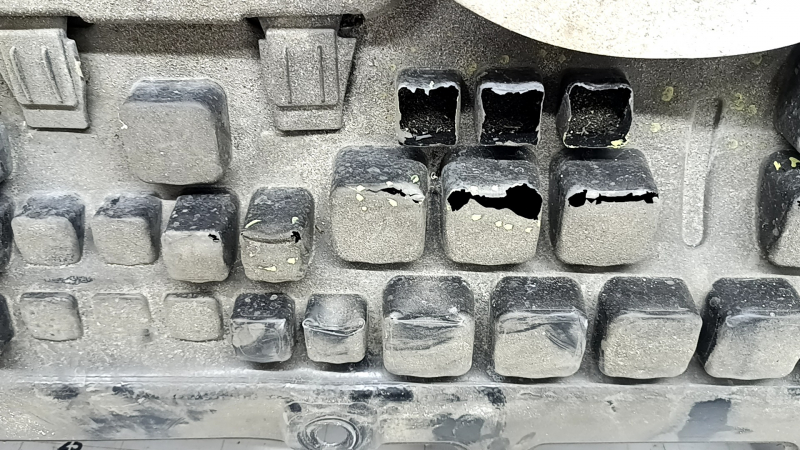 Детальная фотография поврежденных участков защиты двигателя Jeep Cherokee, видно несколько надрывов