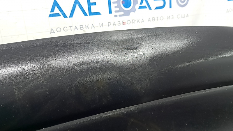 Крупный план царапины на бампере Jeep Cherokee, указывающий на эксплуатационные повреждения