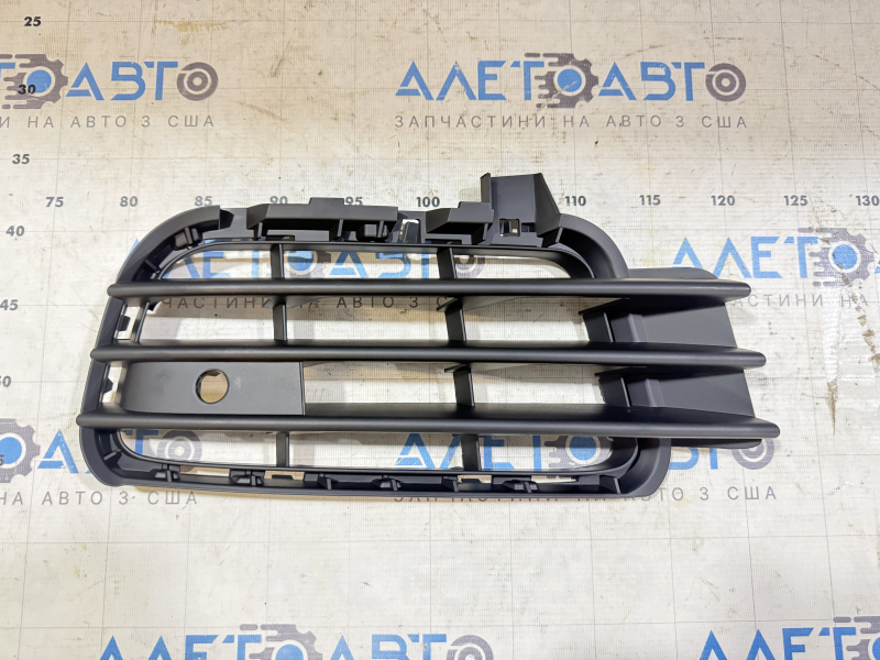 Решетка боковая переднего бампера правая VW Touareg 11-17 под парктроник