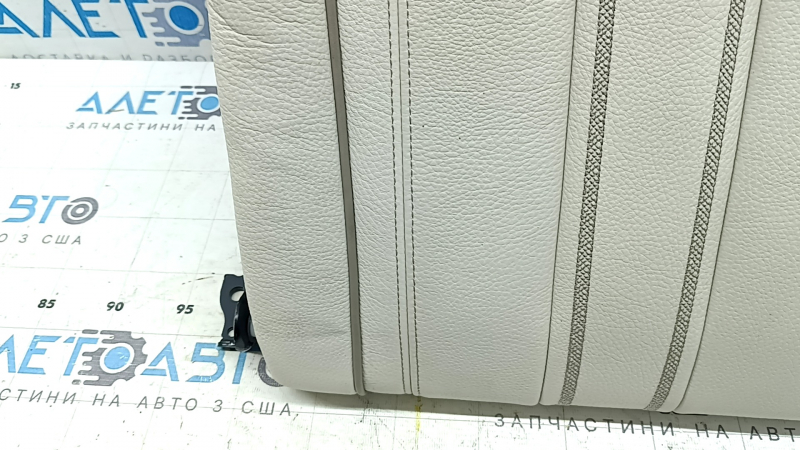 Деталь показывает фактуру и крепежные элементы спинки заднего ряда сидений BMW 5 G30 (17-23).