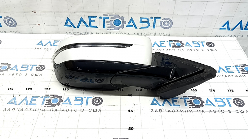 Деталь правого бокового зеркала BMW 5 G30, вид с другого ракурса