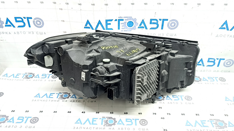 Часть фары передней для BMW 5 G30 2017-2023 с креплением, требует полировки для улучшения внешнего вида.
