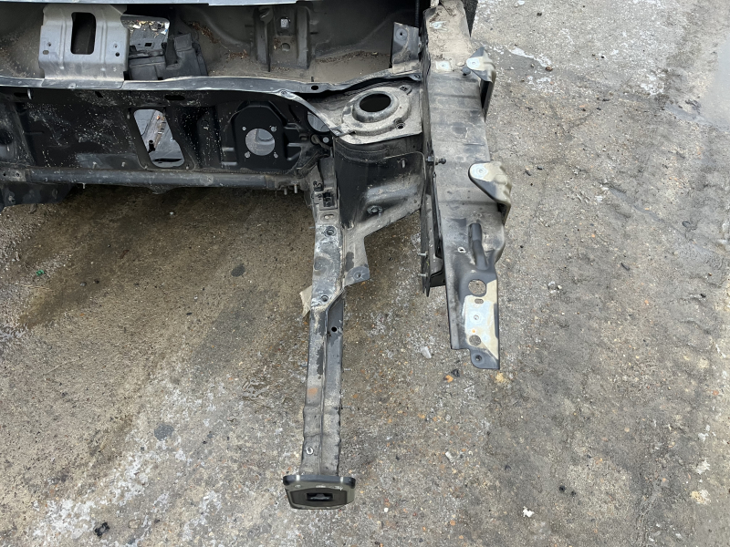 Передняя левая четверть кузова Jeep Cherokee KL, черная окраска, в отличном состоянии.