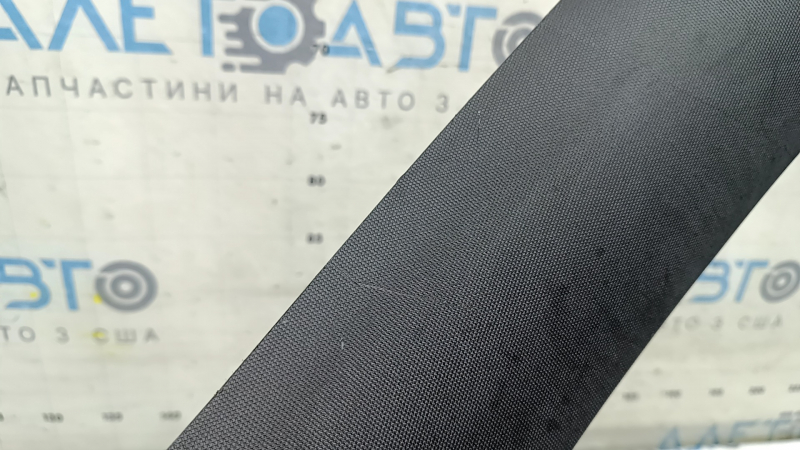 Обшивка двери багажника BMW X7 G07 2019-2026, крупный план текстуры материала.