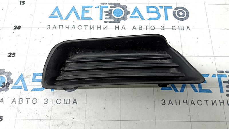 Заглушка ПТФ правая Toyota Camry v40 07-09 сломано крепление