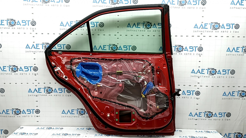 Внутренняя сторона двери задней левой для Toyota Camry, видно состояние конструкции и механизмов.