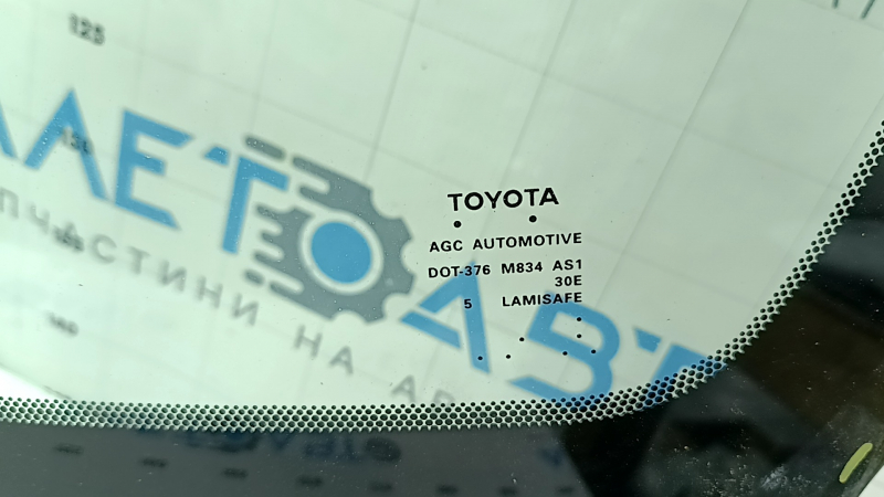 Маркировка стекла Toyota из оригинальных материалов, в хорошем состоянии.