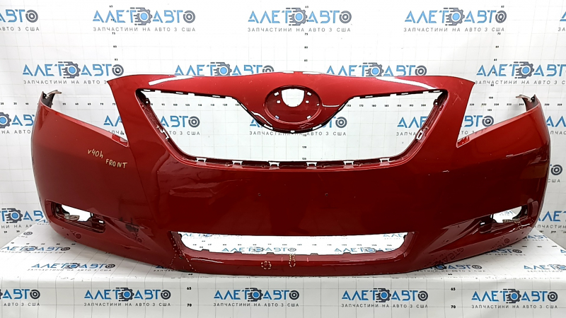 Передний бампер красного цвета для Toyota Camry 2007-2011 с поврежденным креплением и царапинами