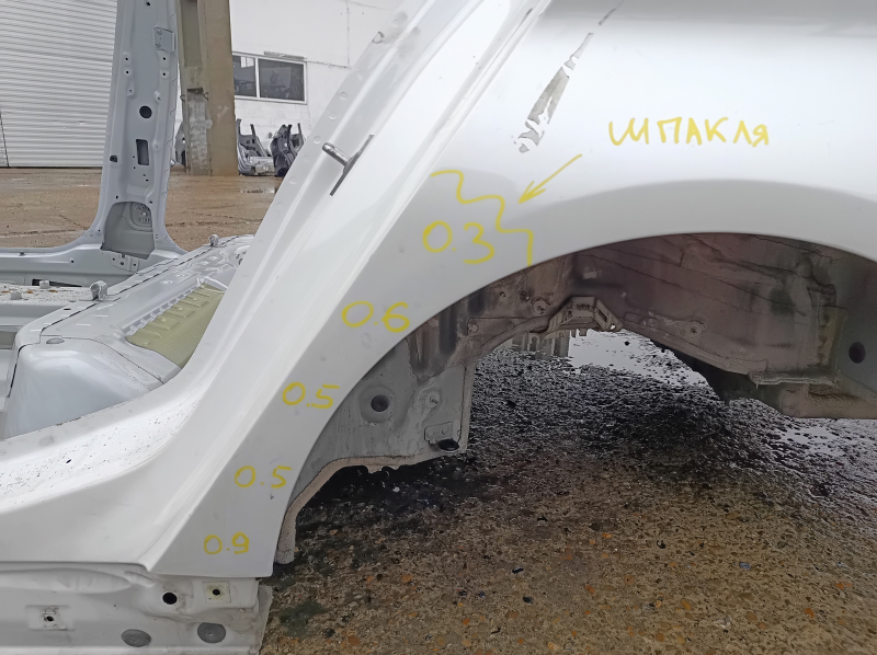 Деталь кузова BMW 5 G30, крупный план с указанием дефектов.
