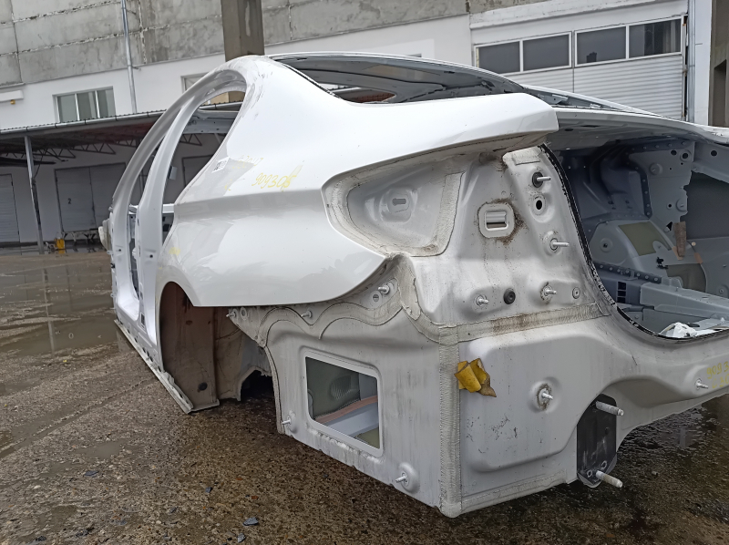 Задняя левая часть кузова BMW 5 G30, вид спереди, после ремонта.
