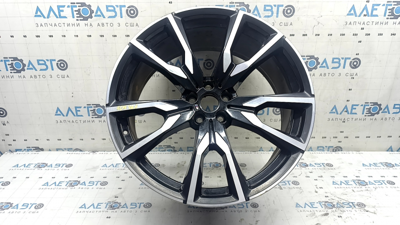 Диск колесный R22 x 9,5J для BMW X7 G07 в обычном состоянии с видимыми следами эксплуатации