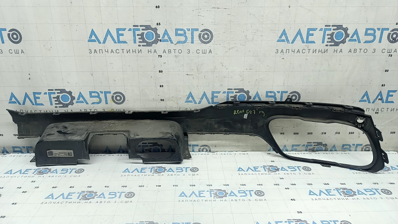 Накладка на задний бампер для BMW X7 G07 2019-2022; видно основные элементы крепления.