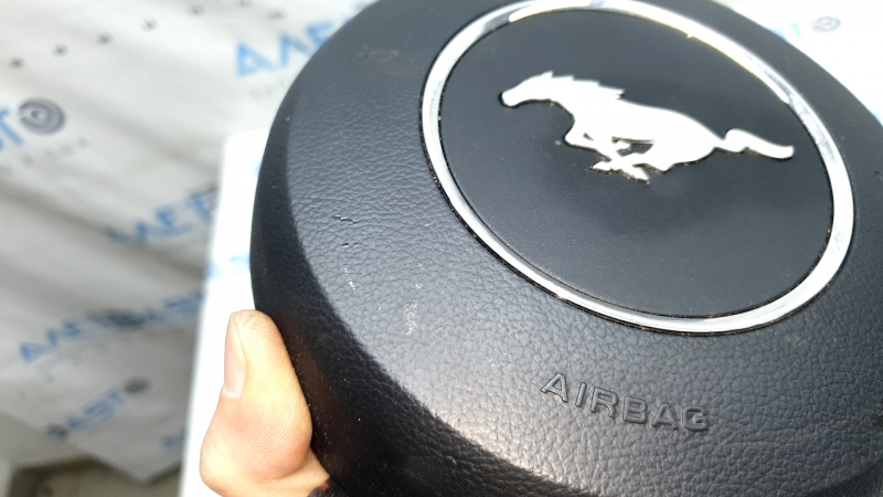 Подушка безопасности airbag для Ford Mustang mk6, в руках, с хорошо видимым логотипом