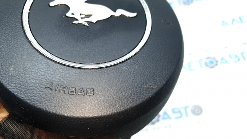 Крупный план подушки airbag для Ford Mustang, отметка "AIRBAG" на поверхности