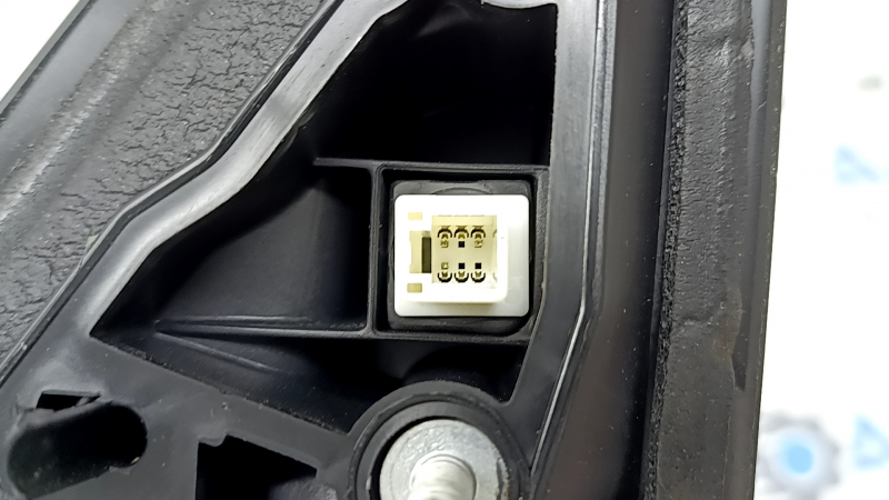 Разъем для подключения на зеркале боковом для Toyota Camry 2007-2011, крупный план.