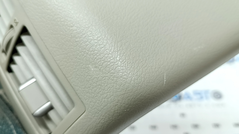 Поверхность накладки центральной консоли для Toyota Camry 2007 - 2011, с мелкими следами эксплуатации.