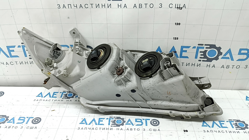 Общий вид с боковой части фары Toyota Camry, условия эксплуатации видны на корпусе.