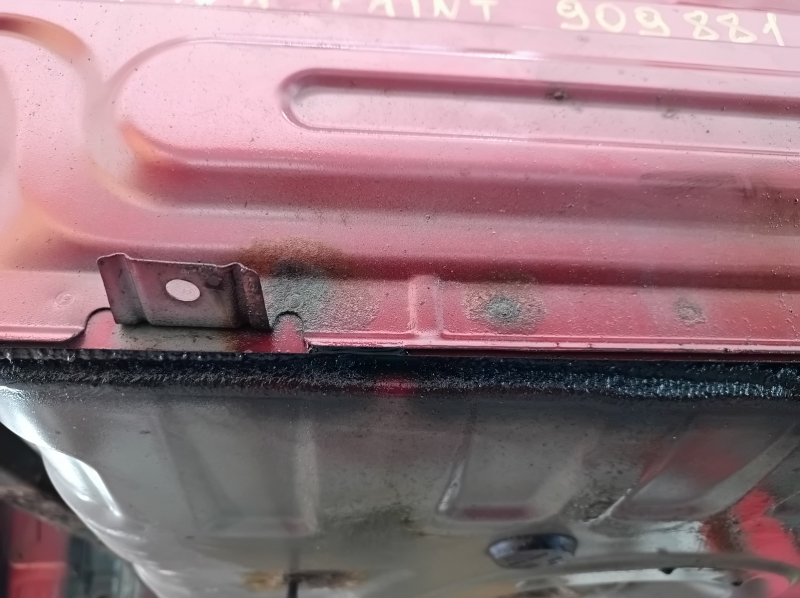 Задняя панель Toyota Camry v40 на кузове, красная, ржавая, обломана шпилька