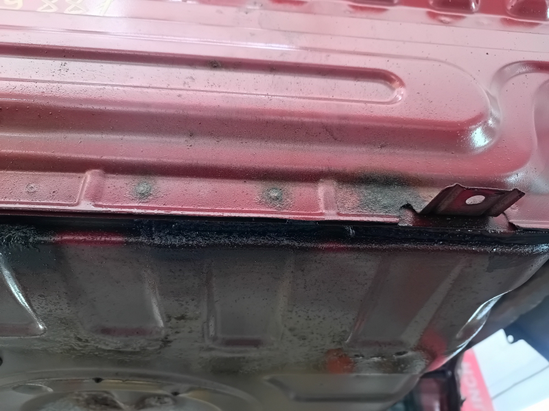 Задняя панель Toyota Camry v40 на кузове, красная, ржавая, обломана шпилька