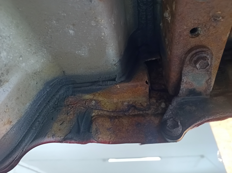 Задняя панель Toyota Camry v40 на кузове, красная, ржавая, обломана шпилька