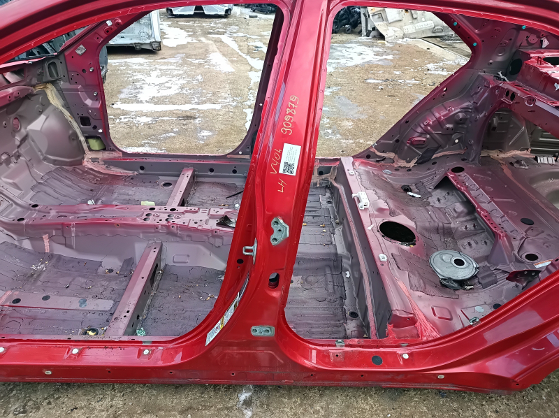 Стойка кузова центральная левая Toyota Camry 2007 - 2011, вид изнутри, показывающая коррозию.