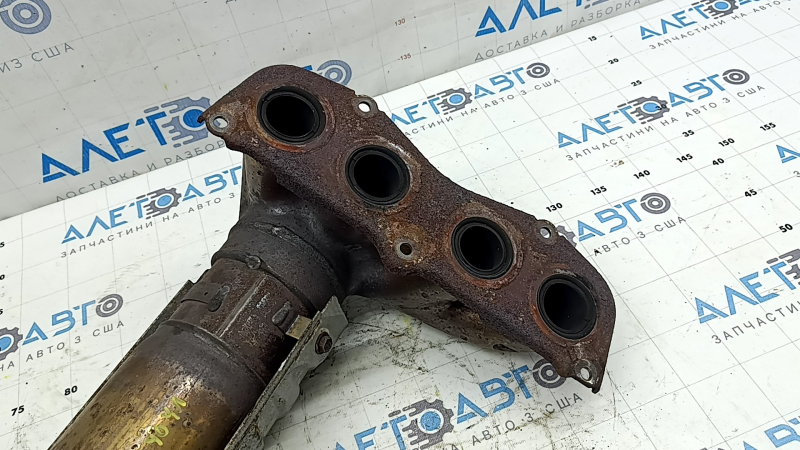 Ракурс спереди коллектора для Toyota Camry 2007-2011, заметные дефекты на корпусе.