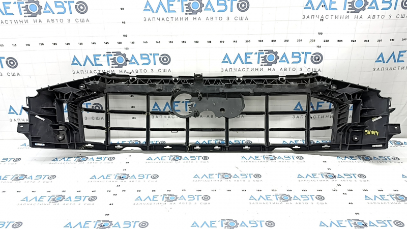 Каркас решетки радиатора grill Audi Q8 19-23 без радара, после ремонта, надломан